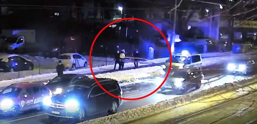 Muž pobíhal mezi auty, natáčel policistu při řešení nehody a dal mu pěstí. Hrozí mu vězení