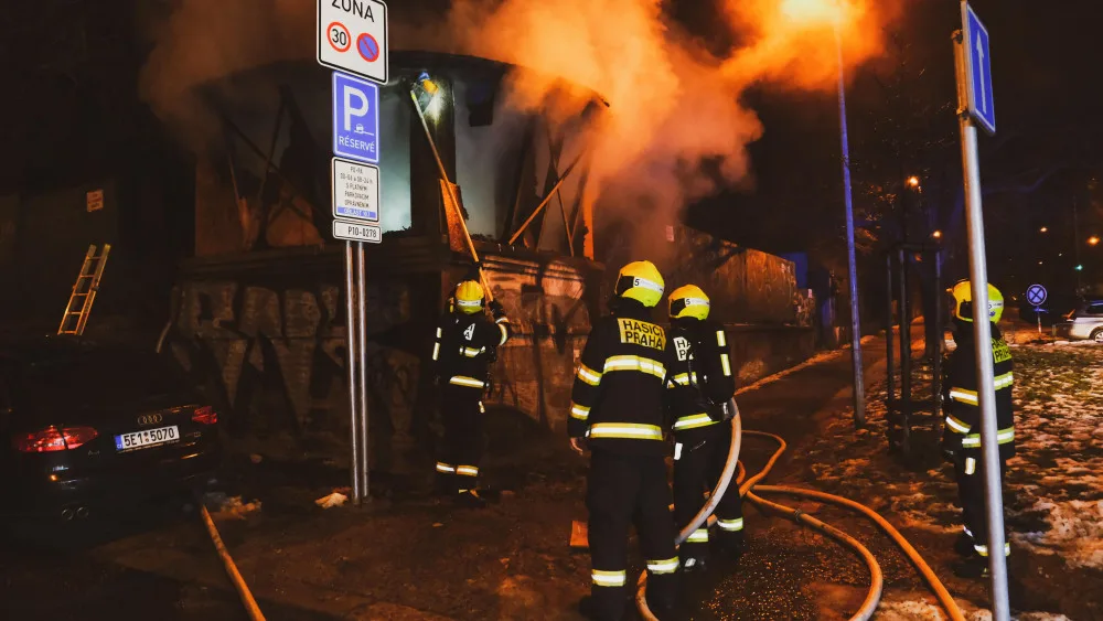 Požár zahradního altánu v Praze 10 se podařilo rychle uhasit