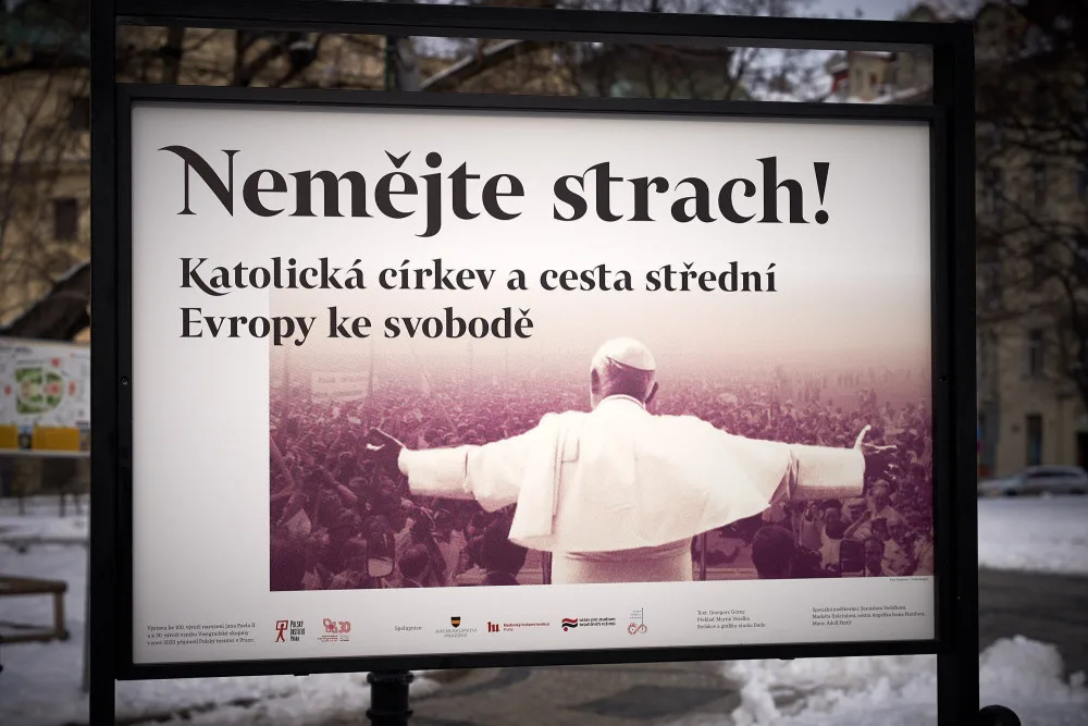 Venkovní výstava na náměstí Míru připomíná založení Visegrádské skupiny před 30 lety