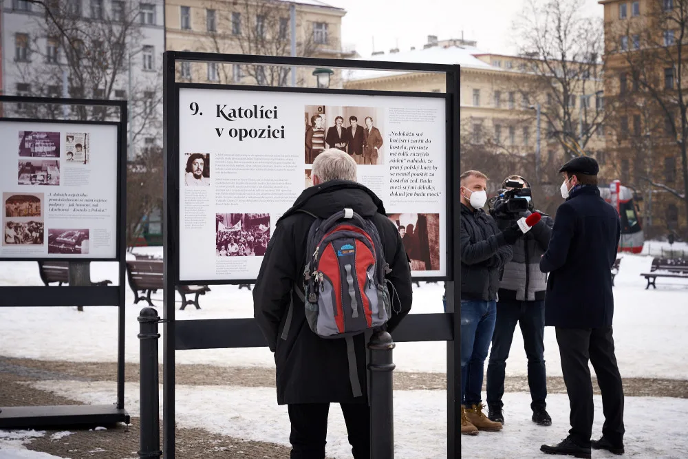 Venkovní výstava na náměstí Míru připomíná založení Visegrádské skupiny před 30 lety