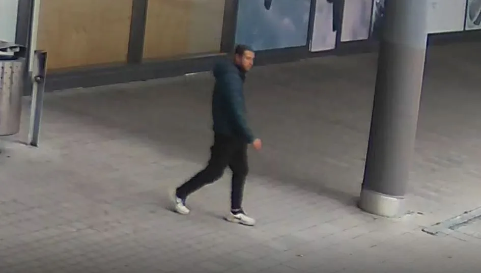 Agresor v Praze přepadává seniory, když odemykají dveře. Osmdesátileté ženě zlomil nohu