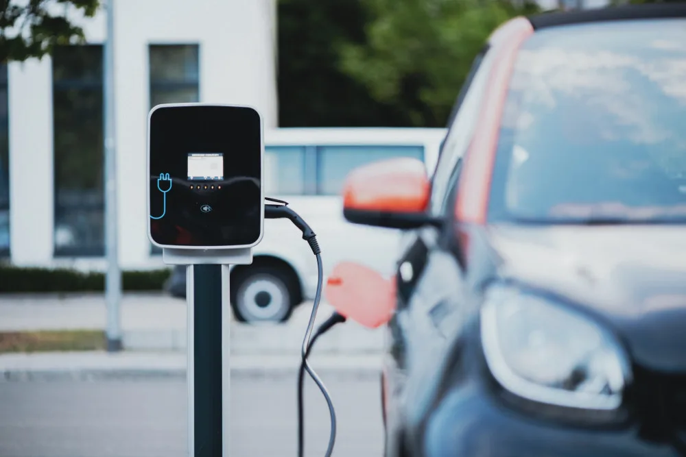 Do čtyř let by mělo být v Praze 750 dobíjecích stanic pro elektromobily