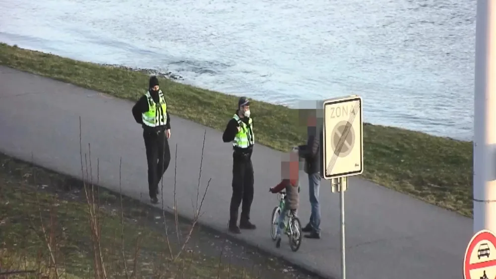 Ztracenému malému cyklistovi pomohl kolemjdoucí, který zavolal strážníky