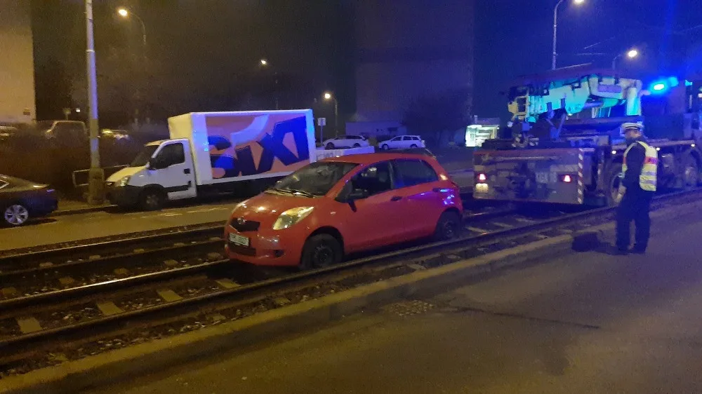 Řidič se s autem zaklínil v kolejišti. Nadýchal dvě promile a tvrdil, že měl jedno pivo