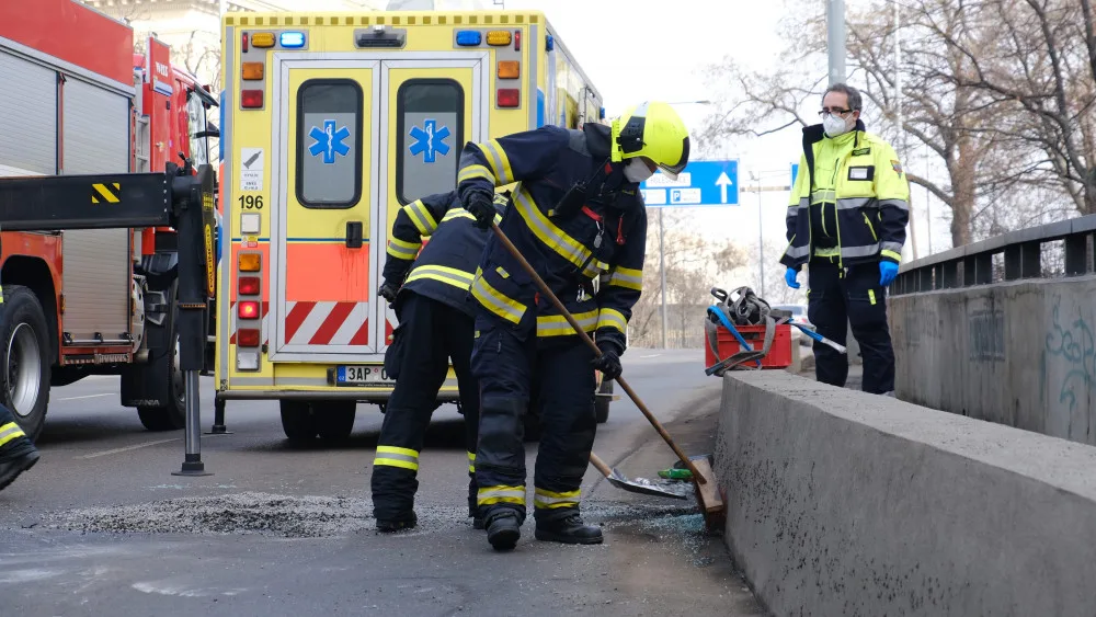 Auto na boku v ulici Legerova blokovalo dva jízdní pruhy. Hasiči jej vrátili zpět na kola pomocí hydraulické ruky