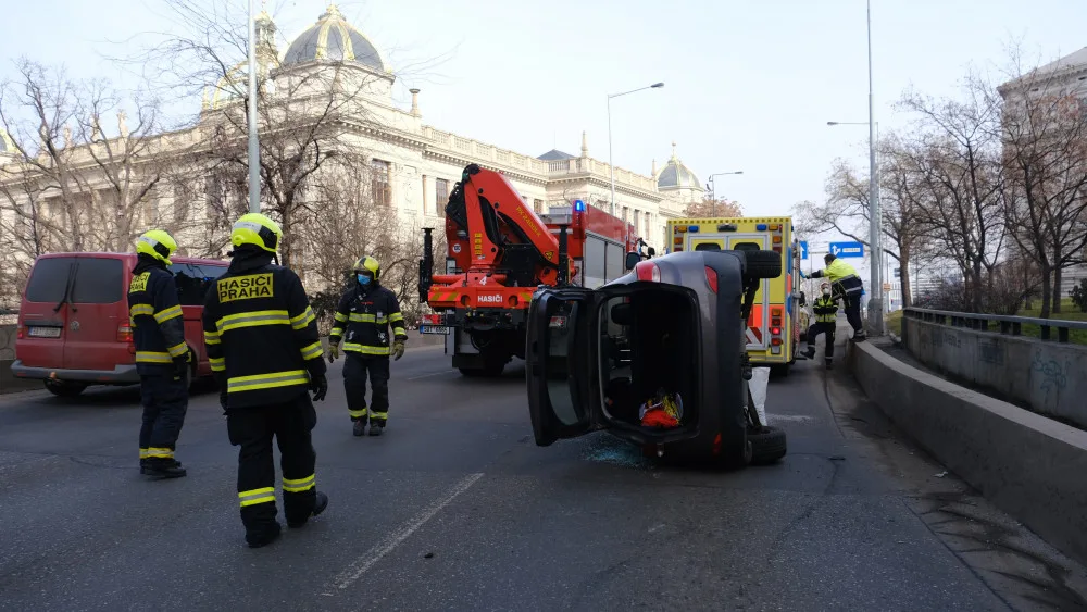 Auto na boku v ulici Legerova blokovalo dva jízdní pruhy. Hasiči jej vrátili zpět na kola pomocí hydraulické ruky