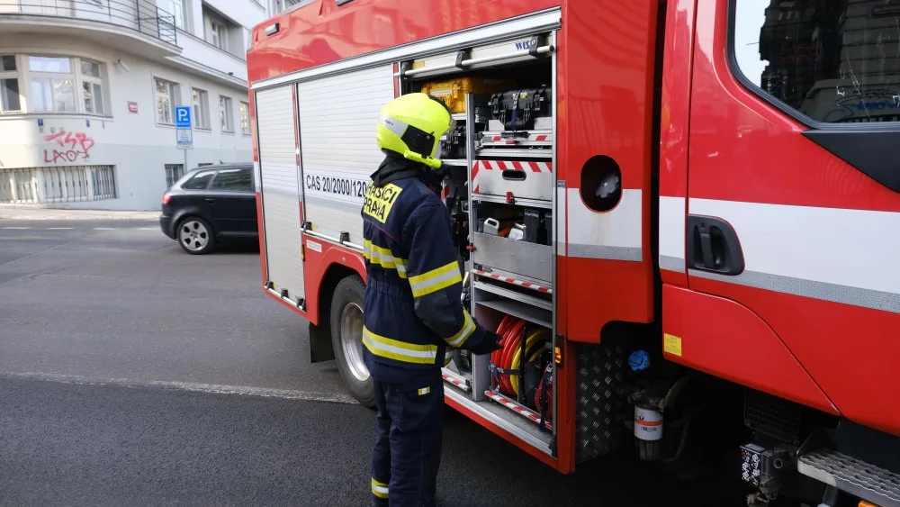 Auto na boku v ulici Legerova blokovalo dva jízdní pruhy. Hasiči jej vrátili zpět na kola pomocí hydraulické ruky