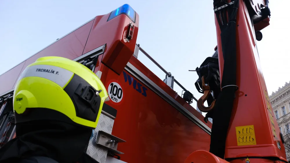 Auto na boku v ulici Legerova blokovalo dva jízdní pruhy. Hasiči jej vrátili zpět na kola pomocí hydraulické ruky