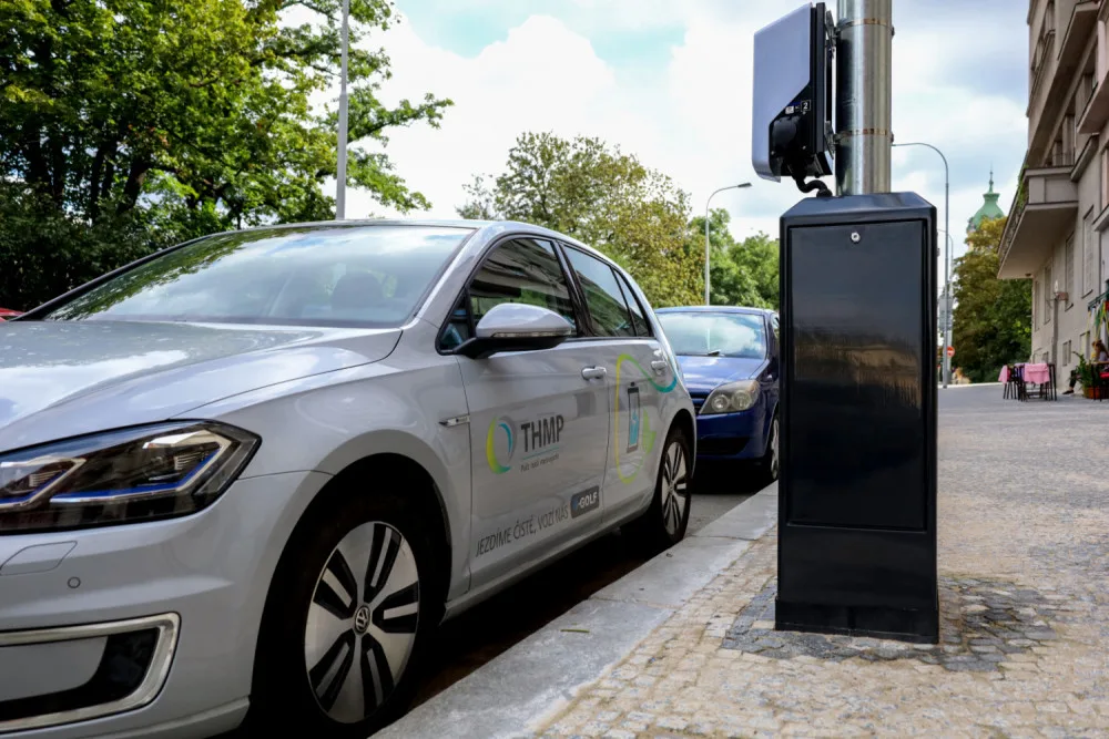 V Praze budou lampy s nabíječkami elektromobilů. Budou stát 880 milionů korun