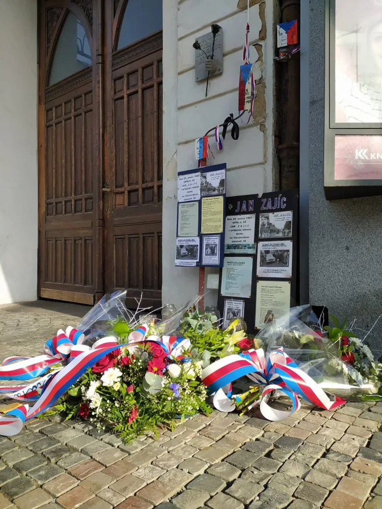 Politici dnes dopoledne na Václavském náměstí uctili památku Jana Zajíce, který se na protest proti režimu upálil před 52 lety