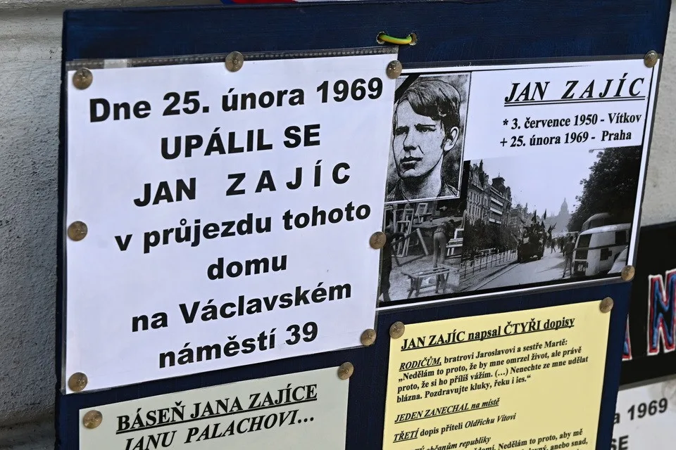 Politici dnes dopoledne na Václavském náměstí uctili památku Jana Zajíce, který se na protest proti režimu upálil před 52 lety