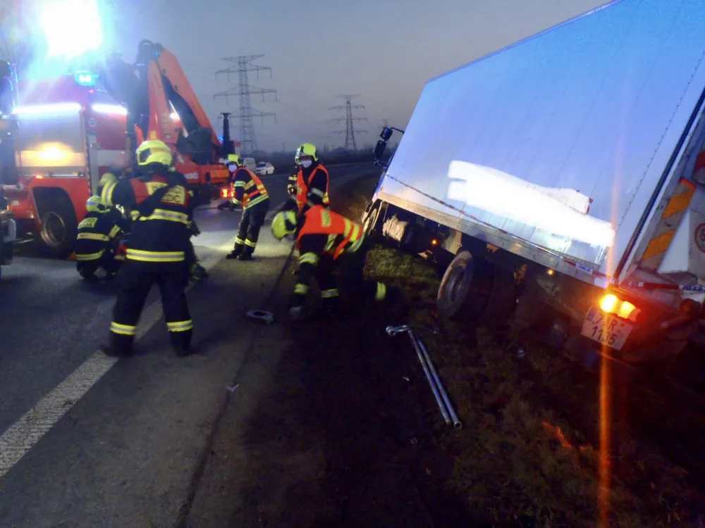 Dnešní srážka motorky s nákladním autem v Praze skončila tragicky