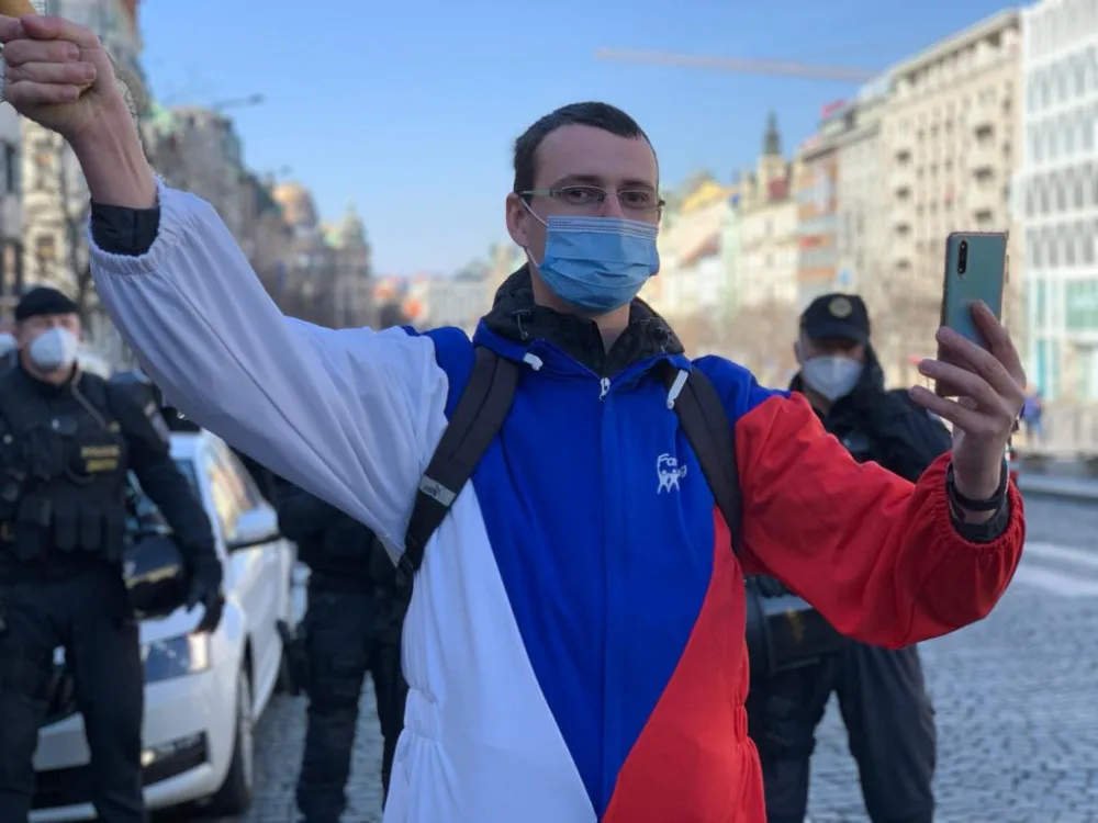 V Praze protestují stovky lidí. Policisté kvůli demonstracím uzavřeli Václavské i Staroměstské náměstí