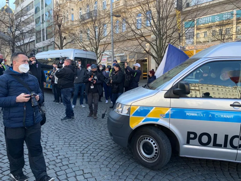 V Praze protestují stovky lidí. Policisté kvůli demonstracím uzavřeli Václavské i Staroměstské náměstí
