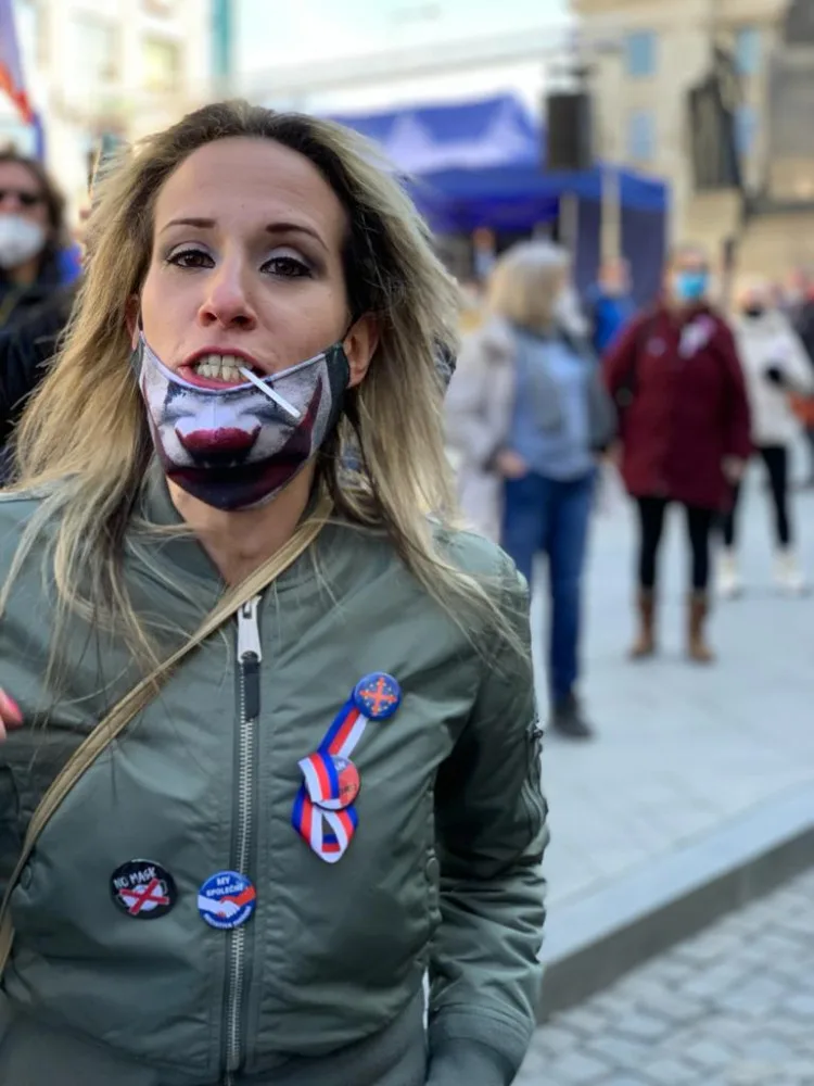 V Praze protestují stovky lidí. Policisté kvůli demonstracím uzavřeli Václavské i Staroměstské náměstí
