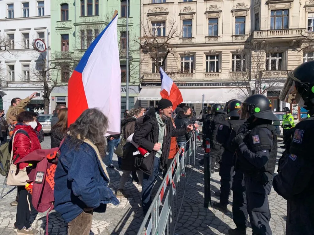 V Praze protestují stovky lidí. Policisté kvůli demonstracím uzavřeli Václavské i Staroměstské náměstí