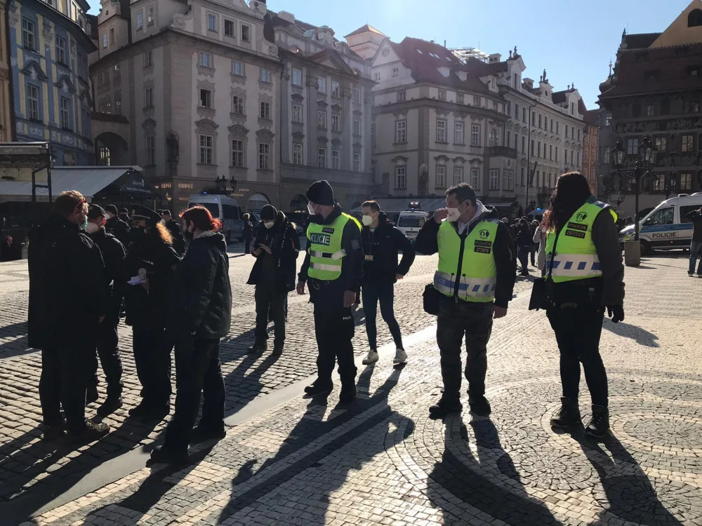 V Praze protestují stovky lidí. Policisté kvůli demonstracím uzavřeli Václavské i Staroměstské náměstí