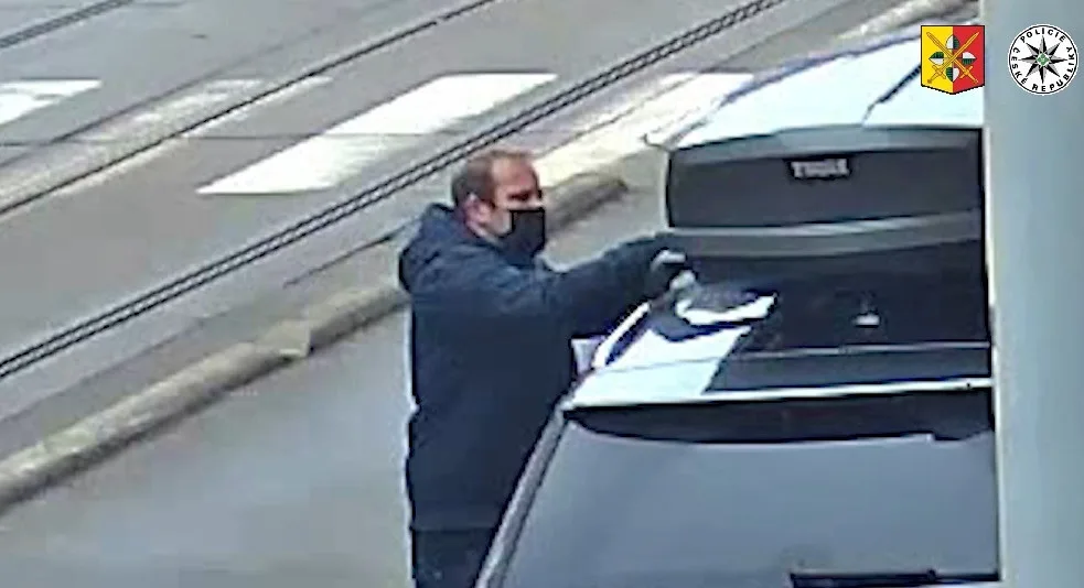 Policisté pátrají po zloději „rakví“. Neznámý pachatel krade střešní boxy ze zaparkovaných aut