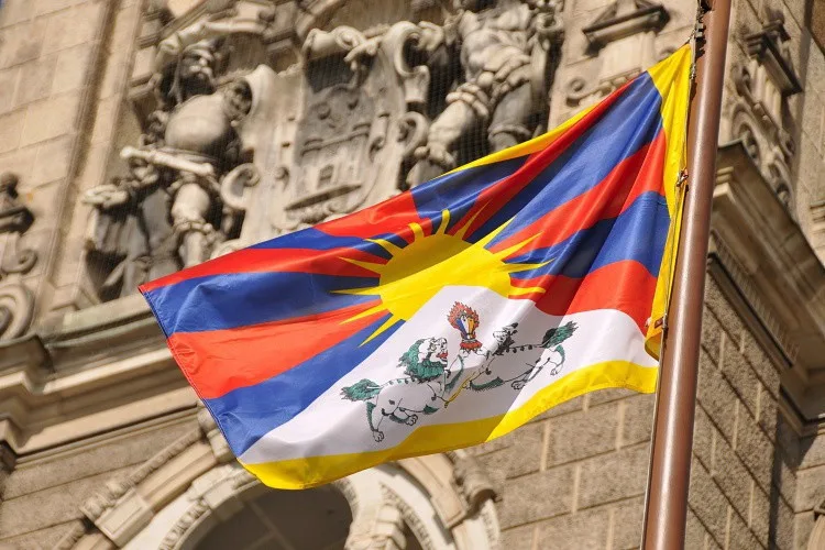 Na pražském magistrátu bude vlát tibetská vlajka. Připomene krvavé protičínské povstání