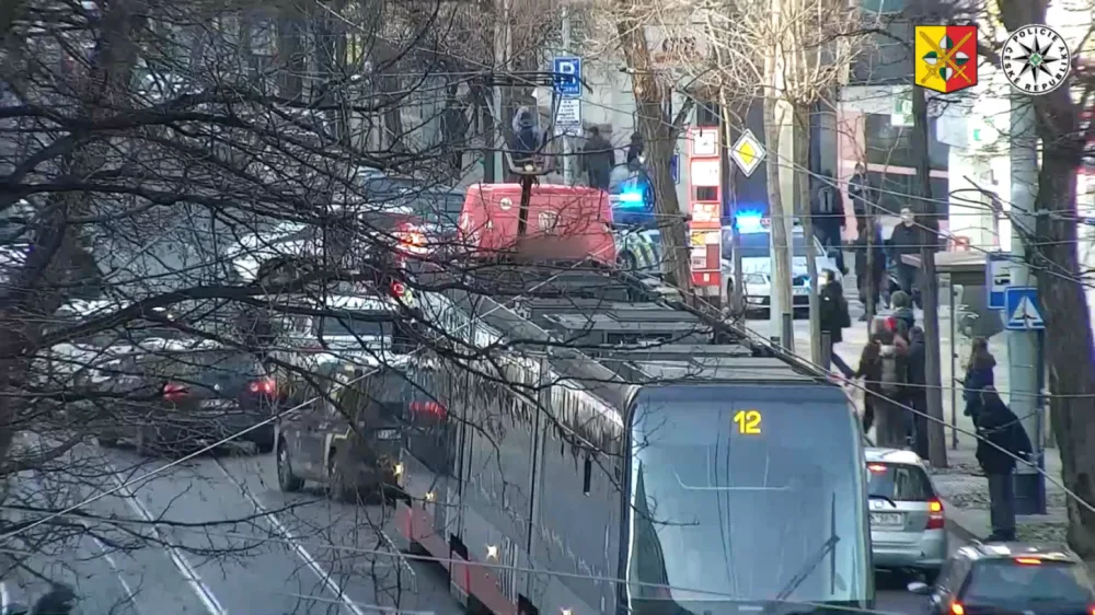 Muž vyhrožoval, že najede autem do lidí a spáchá sebevraždu. Byl pod vlivem drog