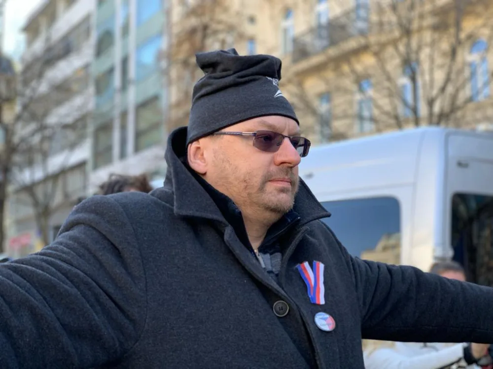 Volný a Bojko odmítají nosit respirátory. Ve Sněmovně budou nejspíš za plexisklem