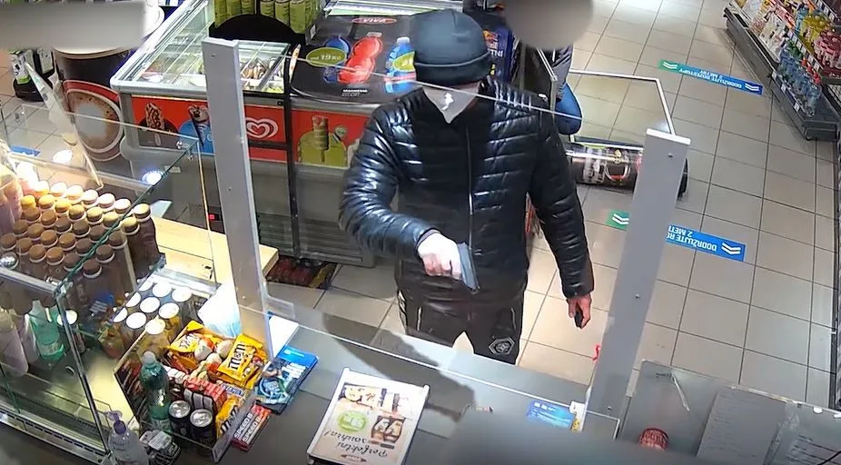 Muž se zbraní vyloupil benzinku. Pátrá po něm policie