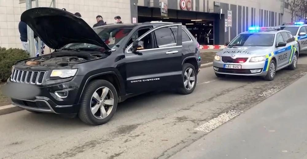 Policisté v Praze zastavili auto. Řidič byl pod vlivem opiátů, žena si vezla pervitin a heroin