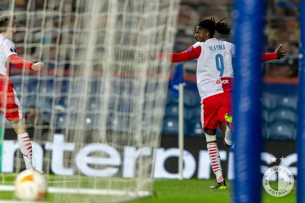 Tvrdý fotbal, dvě červené a zranění brankáře. Slavia je ve čtvrtfinále Evropské ligy!