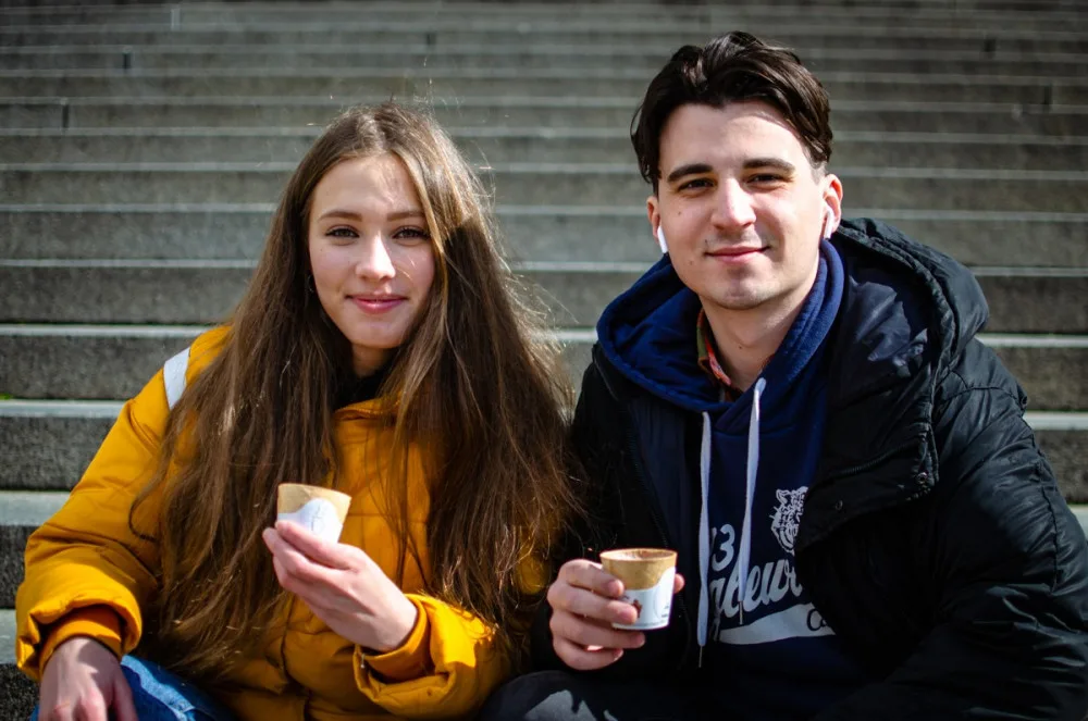 Slaný kelímek na pivo, sladký na kávu. Studenti z Prahy vyrábí jedlé kelímky