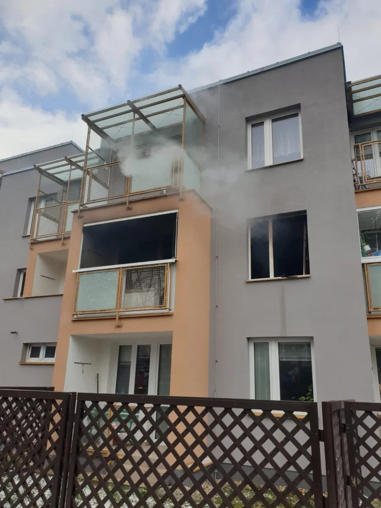 Hasiči museli evakuovat 20 lidí kvůli požáru domu v Bohnicích