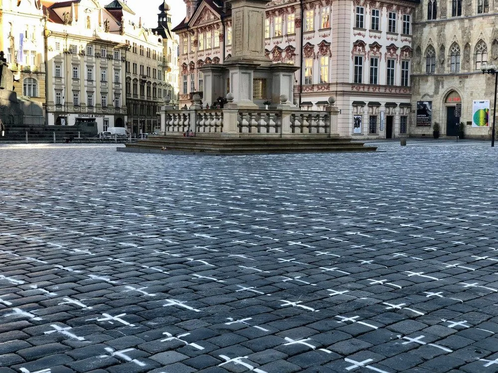 Na Staroměstském náměstí se objevilo přes 24 tisíc křížů. Jeden za každého, kdo zemřel s covidem