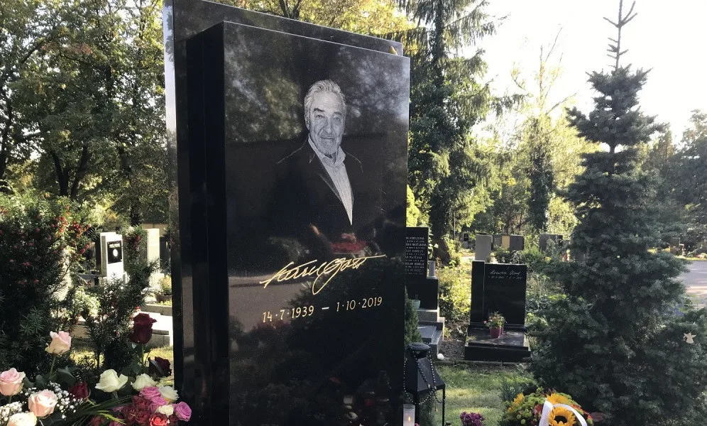 Z hrobu Karla Gotta na Malvazinkách někdo ukradl sošku slavíka
