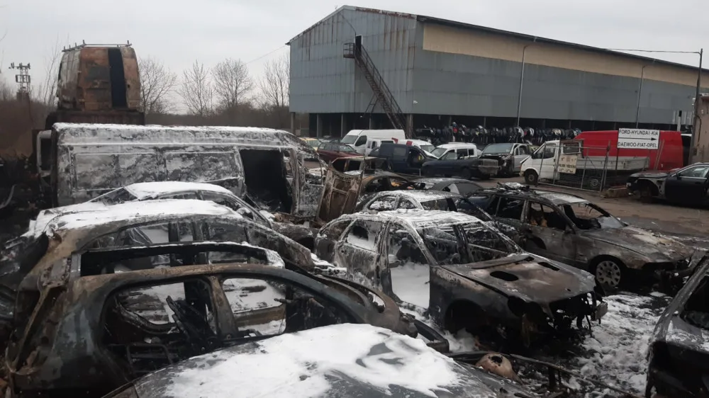Při požáru vrakoviště u Prahy shořelo 28 aut. Škoda je pět milionů