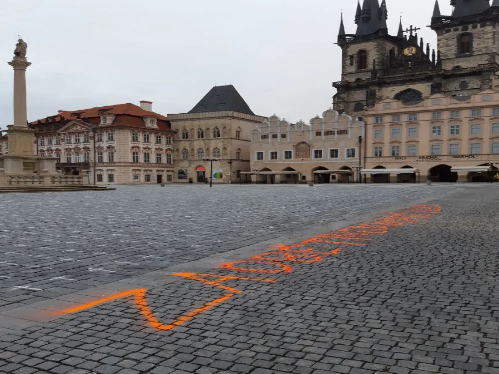 Za oběti neschopné vlády! Ke křížkům na Staromáku přibyl nápis, po jehož autorech pátrá policie