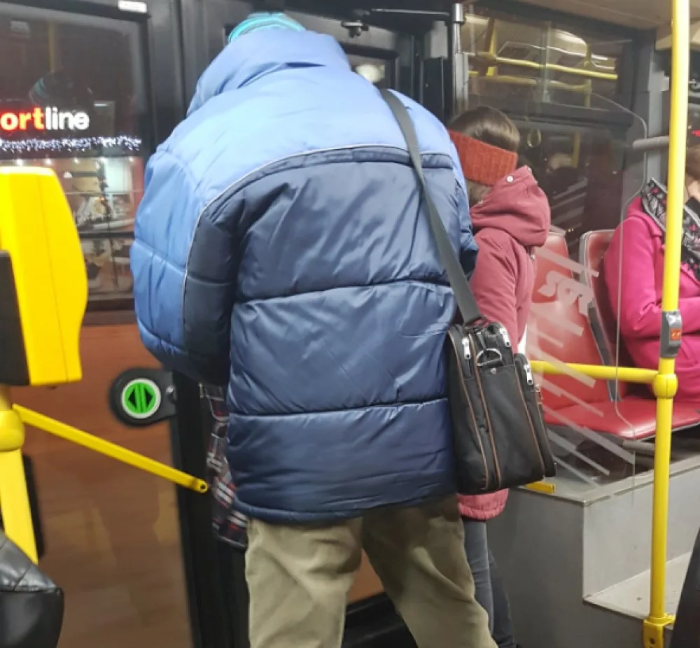 Muž masturboval před ženou v pražském autobuse. Pátrá po něm policie
