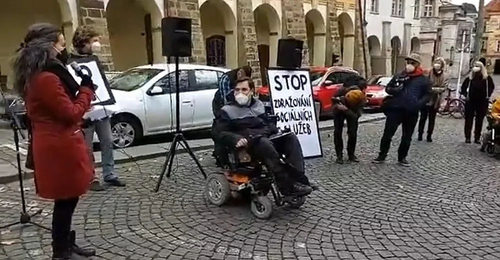 Proti zdražení sociálních služeb protestovaly desítky lidí