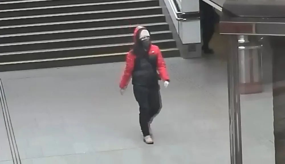 Útočnice zbila jinou ženu pěstmi kvůli špatně nasazené roušce v metru. Pátrá po ní policie