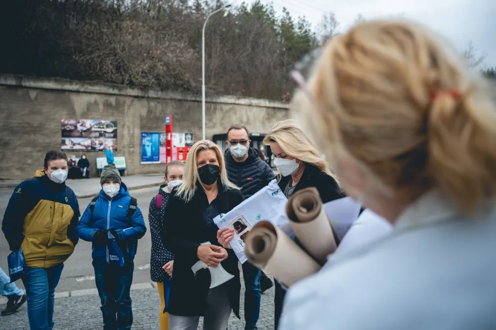 Pražští školáci napekli sladkosti pro zdravotníky. Potěšili personál nemocnice na Homolce