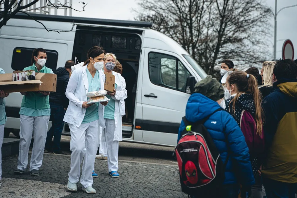 Pražští školáci napekli sladkosti pro zdravotníky. Potěšili personál nemocnice na Homolce