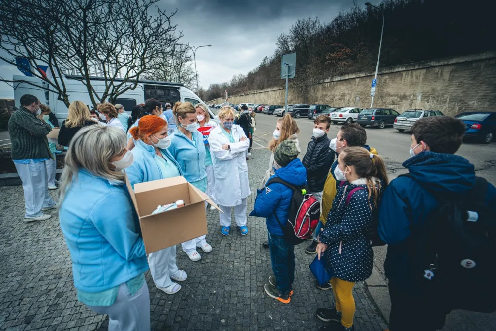 Pražští školáci napekli sladkosti pro zdravotníky. Potěšili personál nemocnice na Homolce