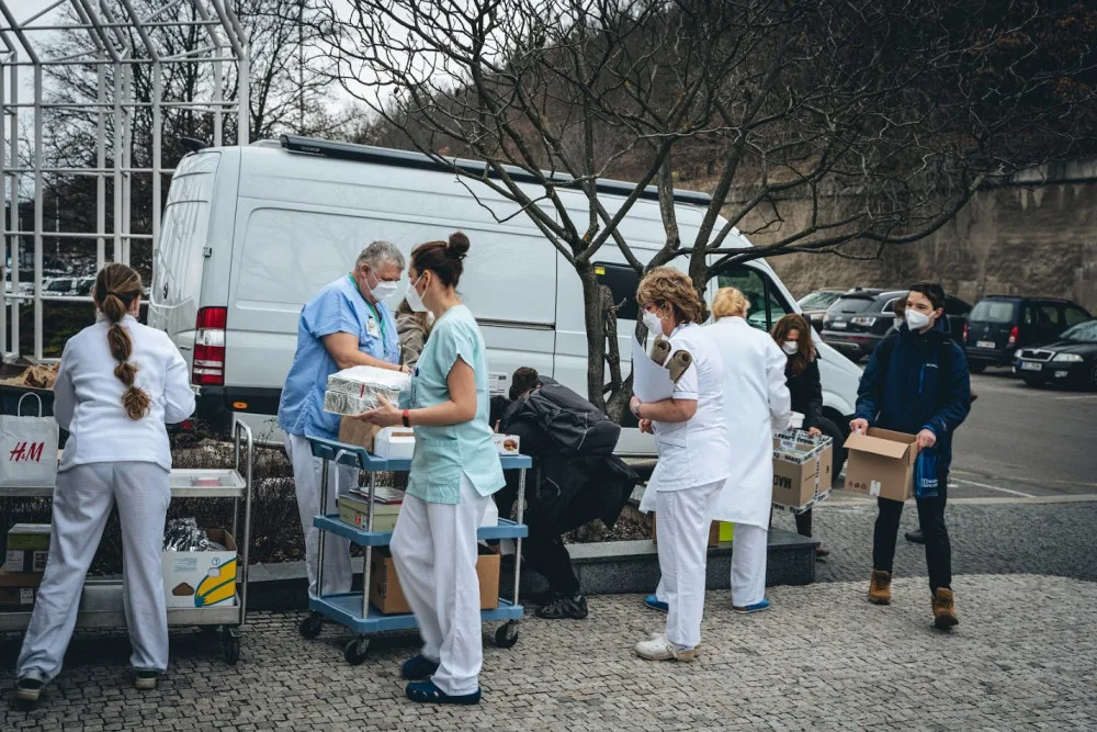 Pražští školáci napekli sladkosti pro zdravotníky. Potěšili personál nemocnice na Homolce