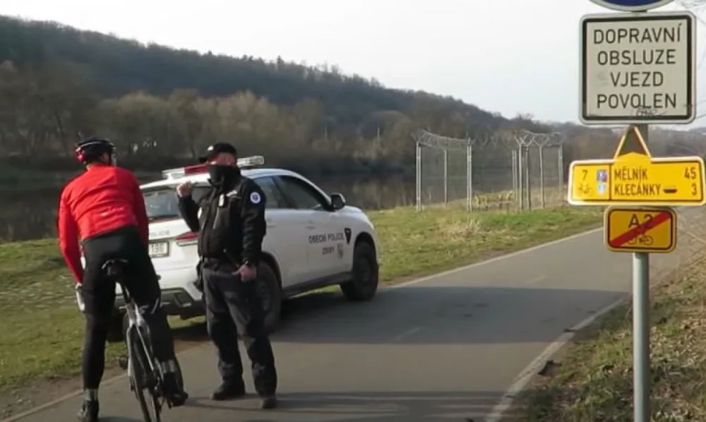 Policista otáčel lidi uprostřed stezky. Cyklisti do nás najíždějí a nadávají nám, říká vedoucí strážník