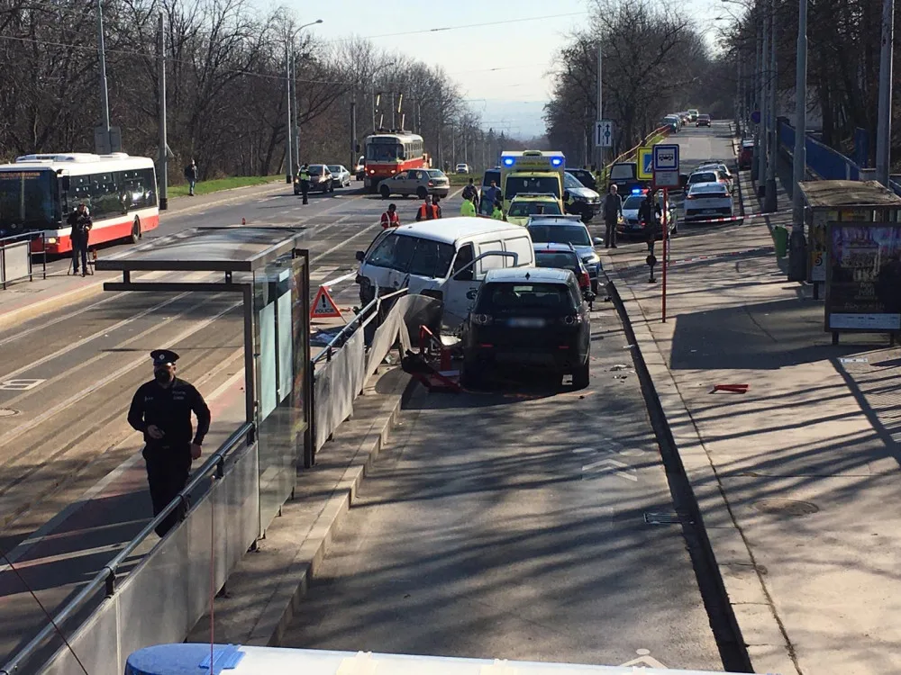 Dodávka v Praze 6 najela do lidí na zastávce. Šest osob je zraněno