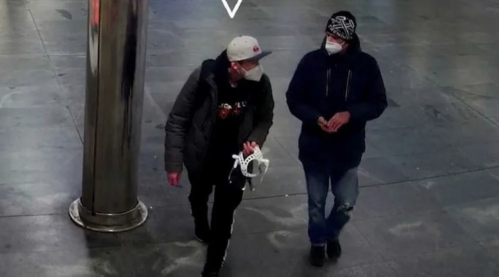 Muž se vloupal do auta a z ukradených karet s komplicem vybíral peníze. Pátrá po nich policie