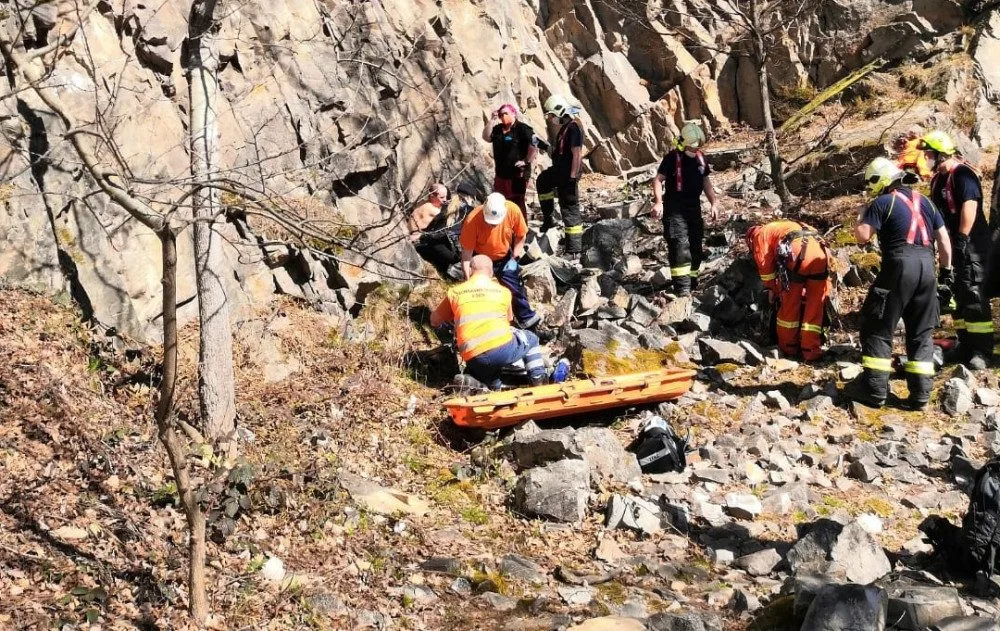 U Prahy se ze skály zřítil muž. Při pádu si zlomil pánev a žebra