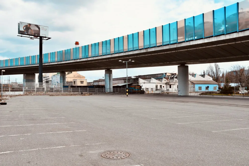 Železniční stanice Praha-Zahradní Město a přestupní uzel MHD bude sloužit od září. Podívejte se, jak vypadá jeho výstavba