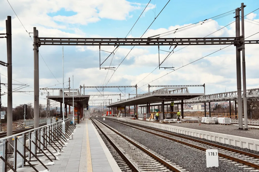 Železniční stanice Praha-Zahradní Město a přestupní uzel MHD bude sloužit od září. Podívejte se, jak vypadá jeho výstavba