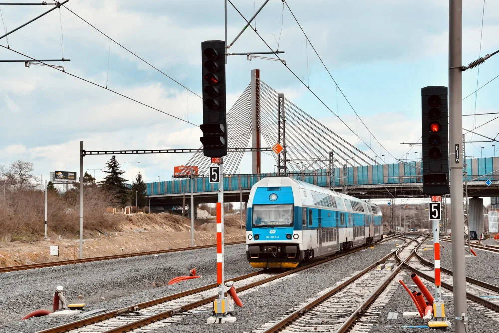 Železniční stanice Praha-Zahradní Město a přestupní uzel MHD bude sloužit od září. Podívejte se, jak vypadá jeho výstavba