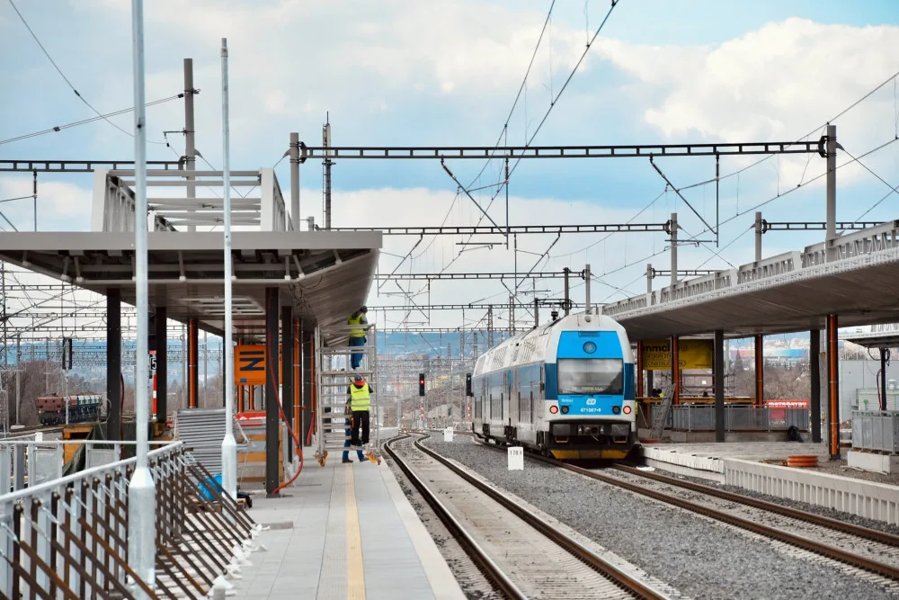 Železniční stanice Praha-Zahradní Město a přestupní uzel MHD bude sloužit od září. Podívejte se, jak vypadá jeho výstavba