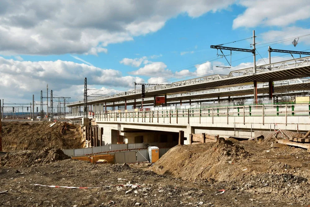 Železniční stanice Praha-Zahradní Město a přestupní uzel MHD bude sloužit od září. Podívejte se, jak vypadá jeho výstavba